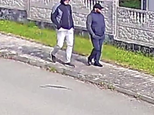 Pachatelé ukradli z domu cenné šperky. Policie teď hledá dva neznámé muže