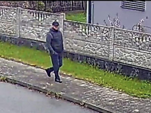 Pachatelé ukradli z domu cenné šperky. Policie teď hledá dva neznámé muže