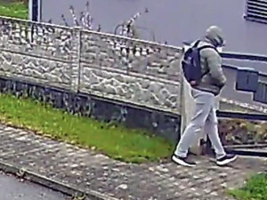 Pachatelé ukradli z domu cenné šperky. Policie teď hledá dva neznámé muže