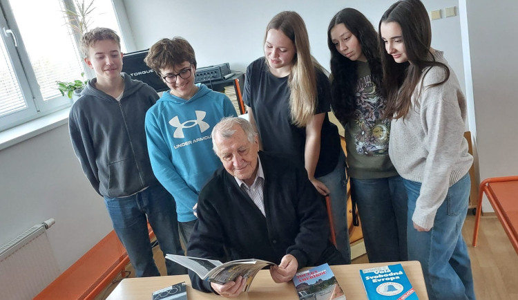 Karel Sedláček byl v srpnu 1968 hlasem svobodného vysílání. Ted převezme prestižní cenu. Zdroj Paměť národa