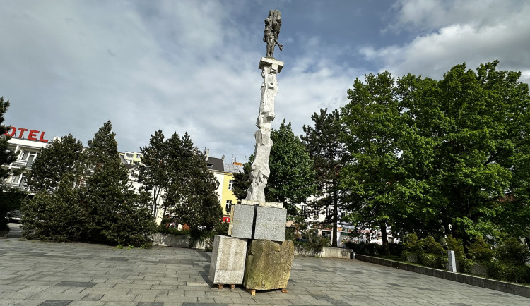 Prestižní plac tentokrát obsadil Vojtěch Míča se sousoším nazvaným Krajina