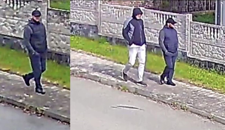 Pachatelé ukradli z domu cenné šperky. Policie teď hledá dva neznámé muže