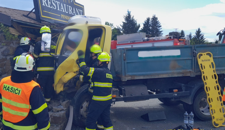 Nákladní vůz narazil do brány penzionu. Zaklíněného řidiče vyprostili hasiči. Foto: Se svolením Hasičský záchranný sbor Plzeňského kraje