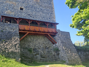 Lávku na hradu Radyně napadla dřevokazná houba, nová vyšla na více než milion