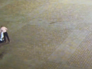 Muž prováděl kompletní očistu svého těla ve vyhlášené kašně. Měl mýdlo i osušku