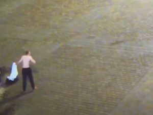 Muž prováděl kompletní očistu svého těla ve vyhlášené kašně. Měl mýdlo i osušku