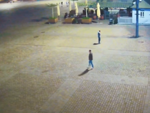 Muž prováděl kompletní očistu svého těla ve vyhlášené kašně. Měl mýdlo i osušku