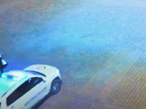 Muž prováděl kompletní očistu svého těla ve vyhlášené kašně. Měl mýdlo i osušku