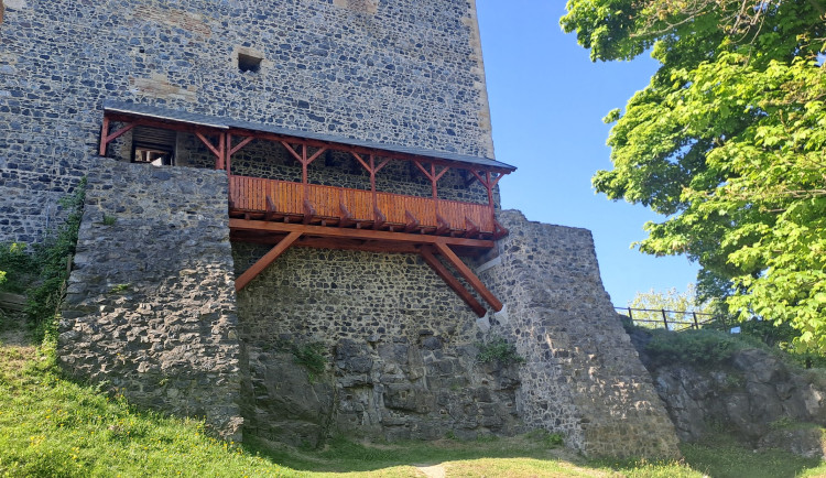 Lávku na hradu Radyně napadla dřevokazná houba, nová vyšla na více než milion. Foto: Se svolením Město Starý Plzenec