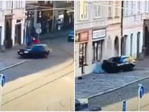 VIDEO: Mladík v Audi zkoušel driftovat na náměstí, boural pár metrů od radnice