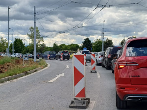 Další kolaps na opravované křižovatce u Makra. Motoristé v kolonách stáli přes hodinu