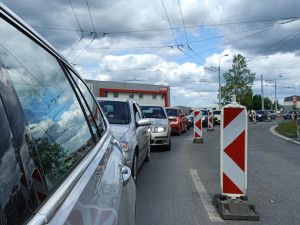 Další kolaps na opravované křižovatce u Makra. Motoristé v kolonách stáli přes hodinu