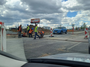 Další kolaps na opravované křižovatce u Makra. Motoristé v kolonách stáli přes hodinu