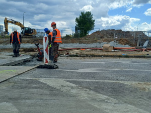 Další kolaps na opravované křižovatce u Makra. Motoristé v kolonách stáli přes hodinu