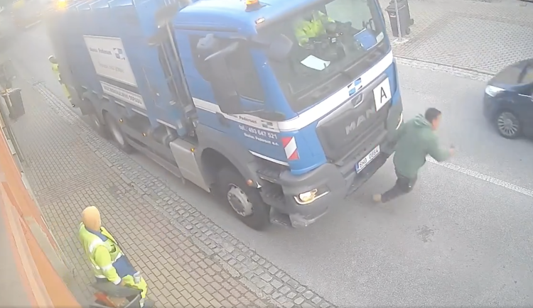 Chvilka nepozornosti. V Trhových Svinech přejelo nákladní auto člověka