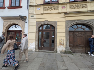 Více než sto let se tam prodávaly noviny, teď bude v domě na náměstí zmrzlinárna