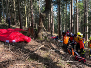 Paraglidista havaroval hned při startu. Narazil do stromu a způsobil si zranění