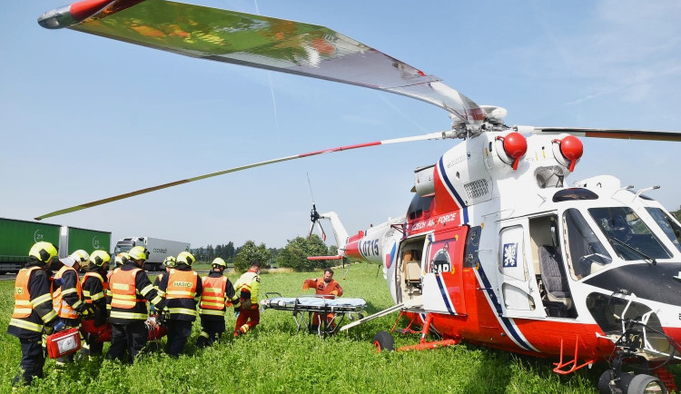Motorkář na dálnici D5 narazil do stojícího náklaďáku a těžce se zranil