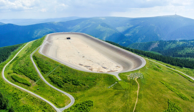 Elektrárna Dlouhé stráně modernizuje nádrž za 400 milionů, aplikuje UV filtr