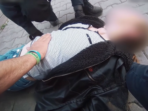 Kontrola bezdomovců se změnila v boj o život, žena dostala silný záchvat