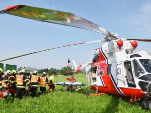 Motorkář na dálnici D5 narazil do stojícího náklaďáku a těžce se zranil