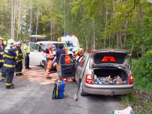 Šest zraněných po nehodě osobáku a dodávky, na místě přistával vrtulník
