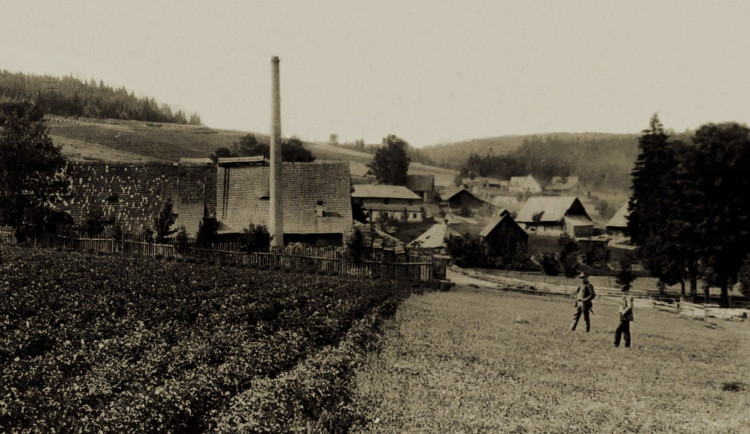 Zapomenuté příběhy zaniklé osady v srdci Českého lesa připomene letní kino a besedy