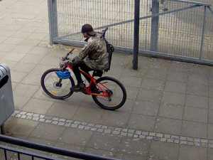 Neznámý muž ukradl kolo u základky, pak se převlékl a loupil před školou zas