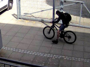 Neznámý muž ukradl kolo u základky, pak se převlékl a loupil před školou zas