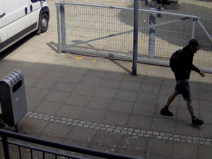 Neznámý muž ukradl kolo u základky, pak se převlékl a loupil před školou zas
