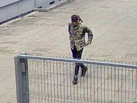 Neznámý muž ukradl kolo u základky, pak se převlékl a loupil před školou zas