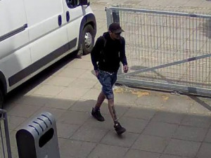 Neznámý muž ukradl kolo u základky, pak se převlékl a loupil před školou zas