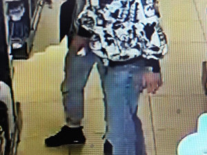 Tohoto muže hledá policie v souvislostí s krádeží na čerpací stanici