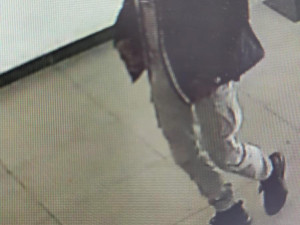 Tohoto muže hledá policie v souvislostí s krádeží na čerpací stanici