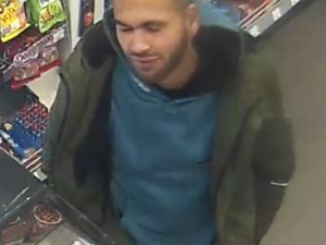 Tento muž měl okrást návštěvníka baru, se kterým se seznámil ve vlaku