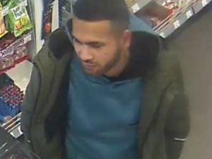 Tento muž měl okrást návštěvníka baru, se kterým se seznámil ve vlaku