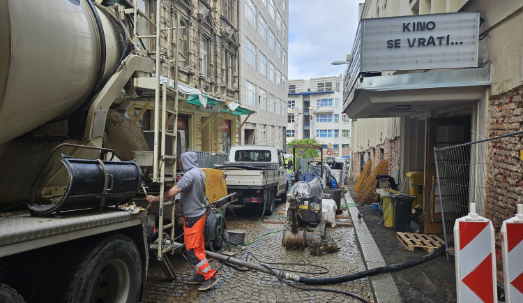 Nejstarší liberecké kamenné kino Varšava se probouzí do krásy