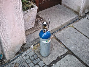 Na chodníku se povaluje něco, co vypadá jako bomba, oznámil muž policii