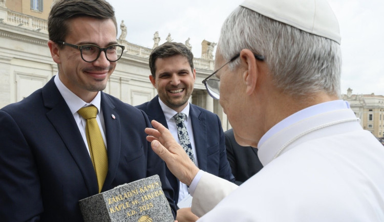 Papež požehnal základní kámen kaple v Zubčicích. Stavba začne v létě