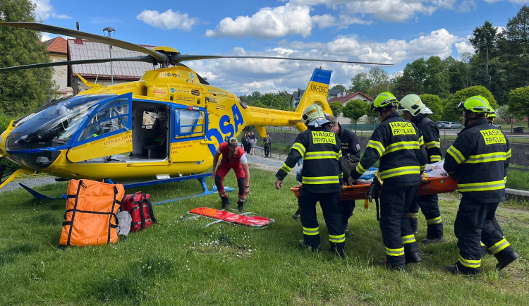 Ve Frýdlantě spadl do řeky mladý muž, do nemocnice ho transportoval vrtulník