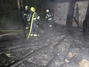 Plameny zachvátily brloh bezdomovců, záchranáři ošetřili 10 lidí