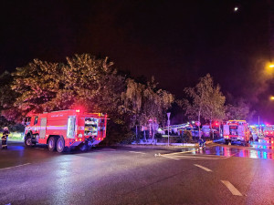 Plameny zachvátily brloh bezdomovců, záchranáři ošetřili 10 lidí