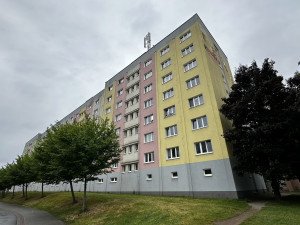 Sedmipatrový panelák má unikátní pobytovou zelenou střechu. První svého druhu v Česku