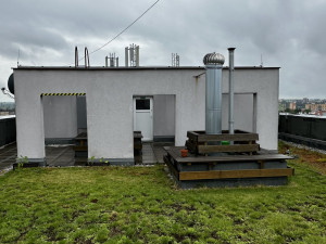 Sedmipatrový panelák má unikátní pobytovou zelenou střechu. První svého druhu v Česku