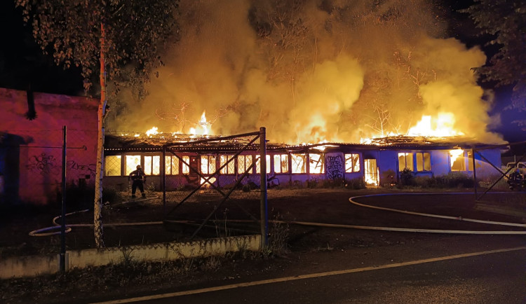 Plameny zachvátily brloh bezdomovců, záchranáři ošetřili 10 lidí