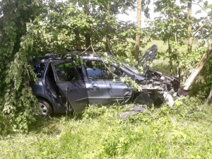 Auto vyletělo ze silnice a skončilo v houští mezi stromy. Na vině byl mikrospánek řidiče