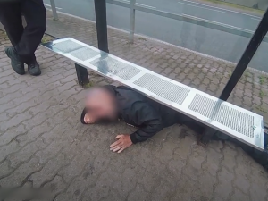 VIDEO: Legendární bába pod kořenem má konkurenci, opilého dědu uvěznila lavička