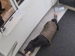 Cizinka položila cestovní pas na okénko ve služebně policie a pak vestoje tvrdě usnula