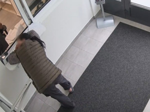 Cizinka položila cestovní pas na okénko ve služebně policie a pak vestoje tvrdě usnula