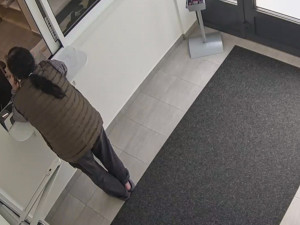 Cizinka položila cestovní pas na okénko ve služebně policie a pak vestoje tvrdě usnula